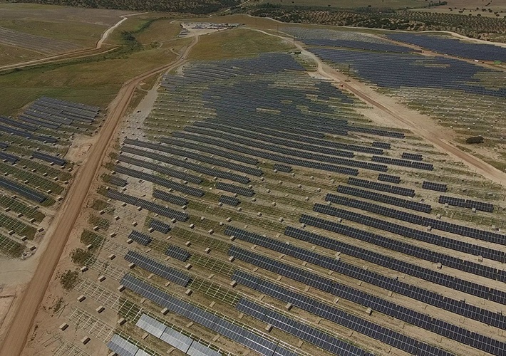 foto noticia Iberdrola avanza en su estrategia en renovables en España: arranca en Extremadura la planta fotovoltaica más grande de Europa.